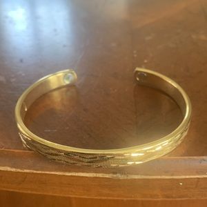 Avon Gold Tone Diamond Cut Magnetic Bracelet Large